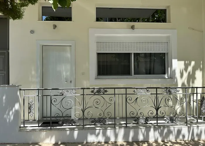 Evterpi - Central Apartment With Loft And Garden In The Heart Of Kalamata