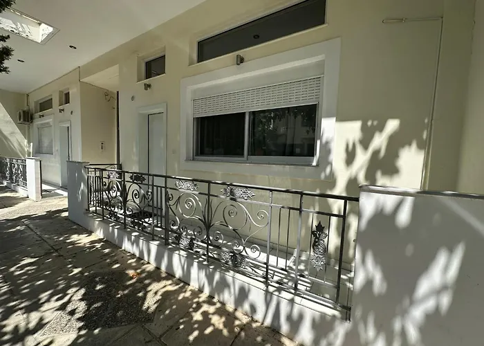 Evterpi - Central Apartment With Loft And Garden In The Heart Of Kalamata
